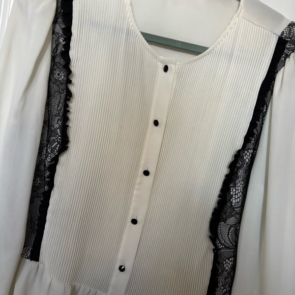 ❗️FINAL❗️Nanette Lepore Cream and Black Lace Pin-tuck Blouse Large - Picture 4 of 10